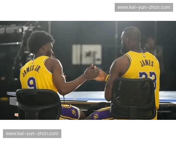 詹姆斯父子同场：41岁父亲与21岁儿子，篮球传承的温馨时刻